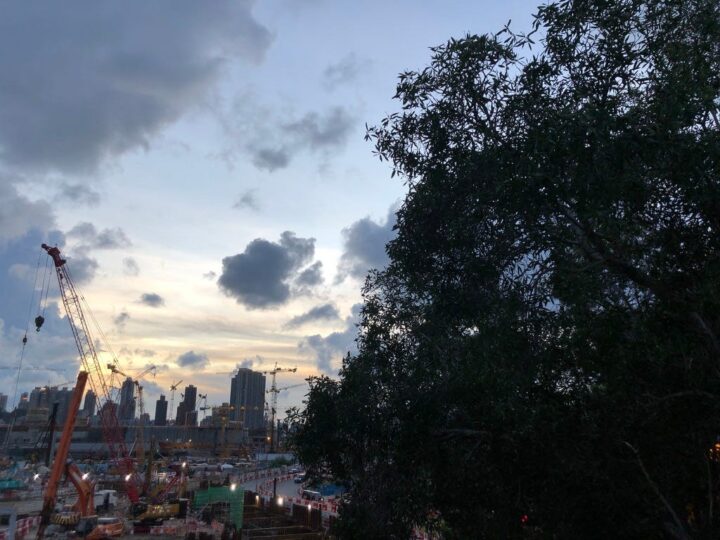 九龍灣近九展對出。